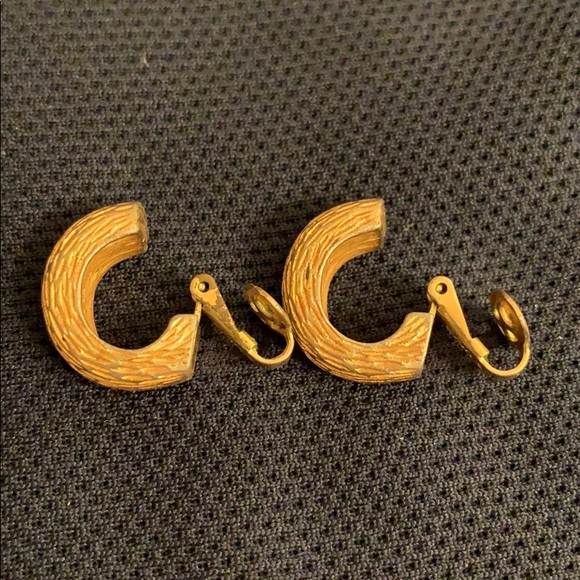 Vintage Avon Gold Clip On Earrings - Picture 4 of 5